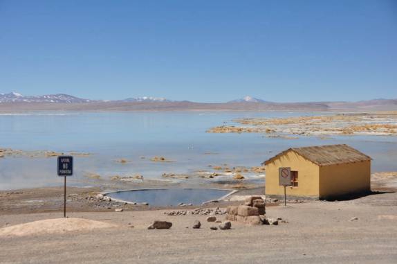 Maravilhosa piscina de águas quentes a quase 4.500 metros de altitude e temperatura externa próxima do 0 graus, no caminho para a Laguna Colorada, na Bolívia